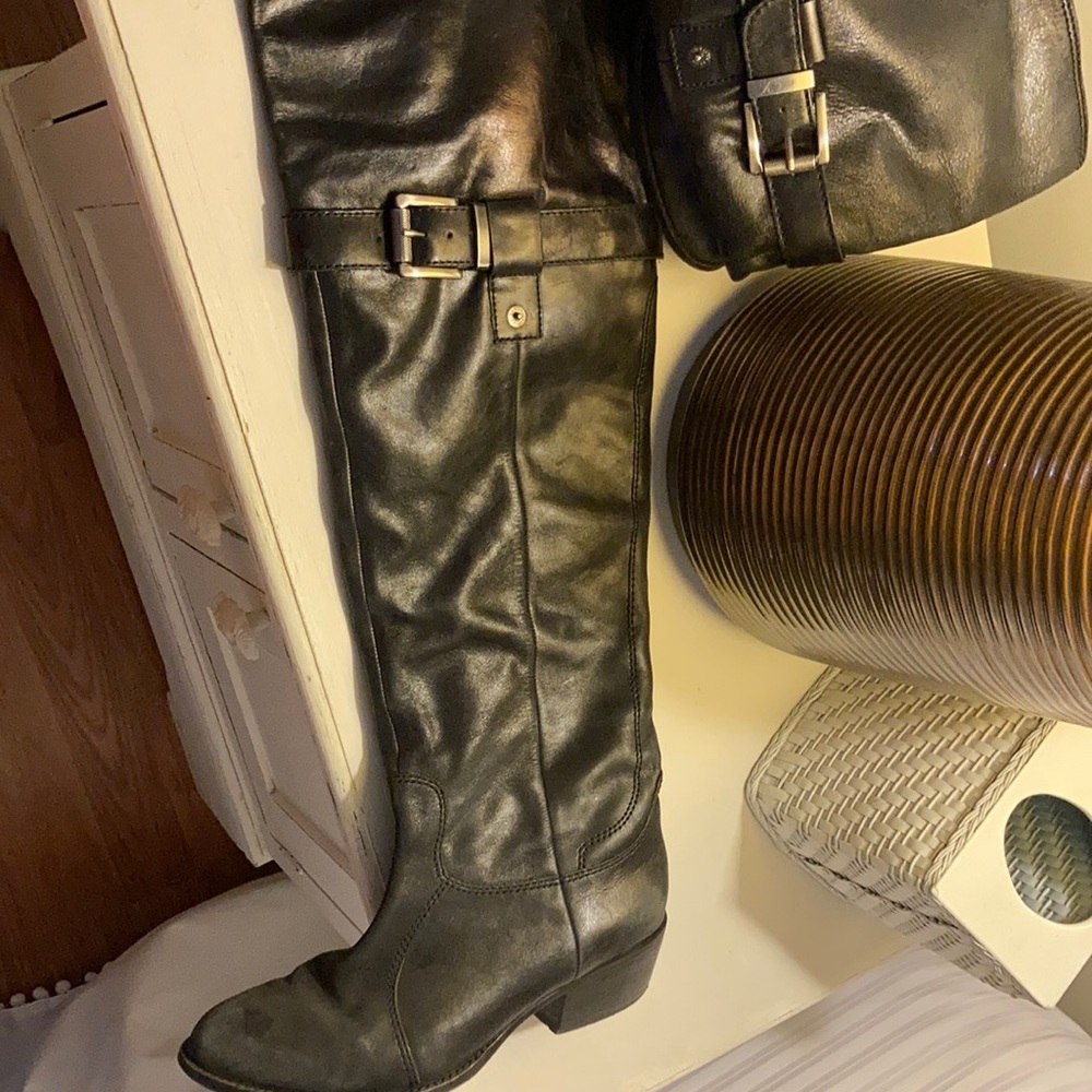 BCBG knee high leather boots SZ 7